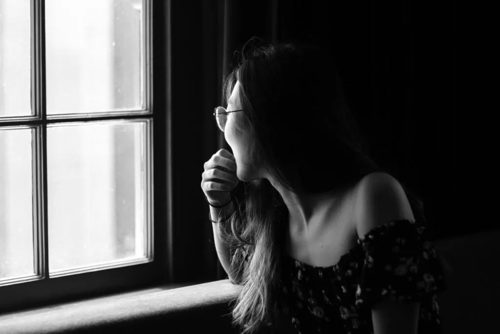 Черно-белые портреты, в котором используется естественный свет из окна